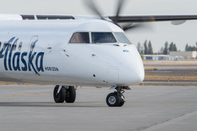 de Havilland Dash 8-400 (N451QX)