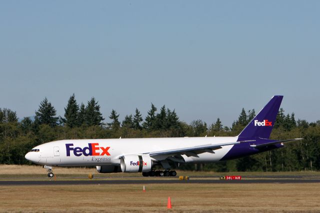 BOEING 777-200LR (N855FD)