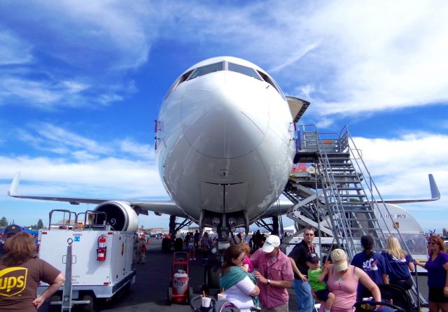 BOEING 767-300 (N332UP)