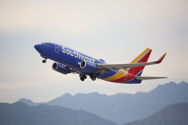 Boeing 737-700 (N728SW)
