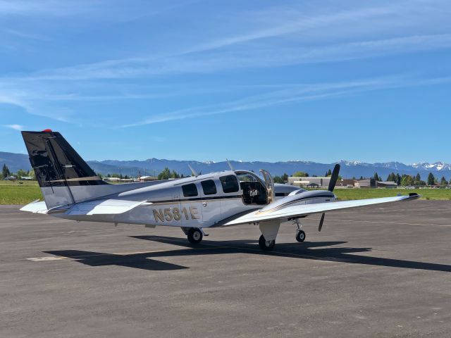 Beechcraft Baron (58) (N581E)