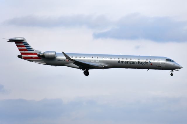 Canadair Regional Jet CRJ-900 (N944LR)