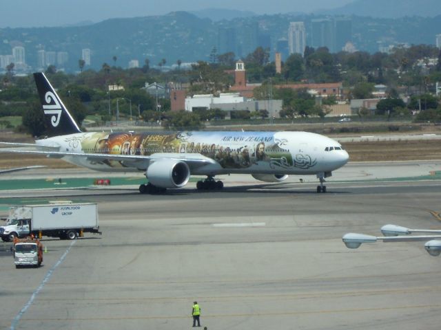 BOEING 777-300 — - AIR NEW ZEALAND 777-300 HOBBIT COLOURS