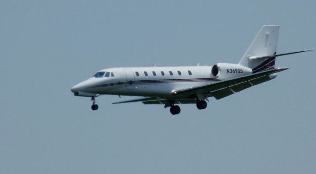 Cessna Citation Sovereign (N369QS) - On final is this 2006 Cessna Citation Soverign in the Summer of 2020.