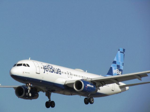 Airbus A320 (N624JB) - Landing RWY 30