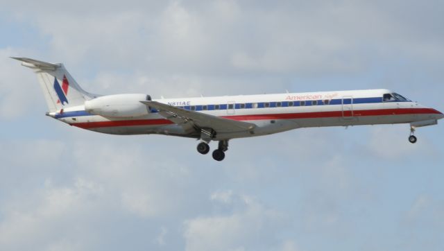 Embraer ERJ-135 (N811AE)