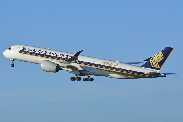 Airbus A350-900 (9V-SMF) - St. Magleby RWY22R