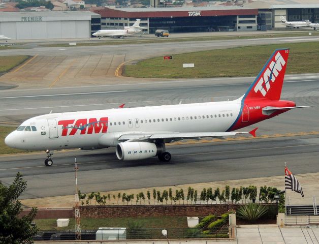 Airbus A320 (PR-MBG) - Airbus A320-232 (CN 1459) TAM - Fab: 2001 / Ex: F-WWIR, D-ALAR, OE-LOR - Aeroporto de Congonhas/São Paulo (CGH/SBSP) , Brazil