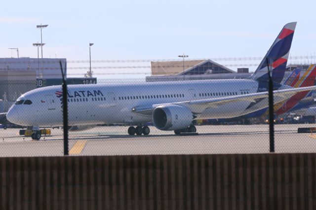 Boeing 787-9 Dreamliner (CC-BGN)