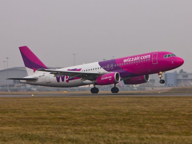 Airbus A320 (HA-LWA) - Take off from London Luton