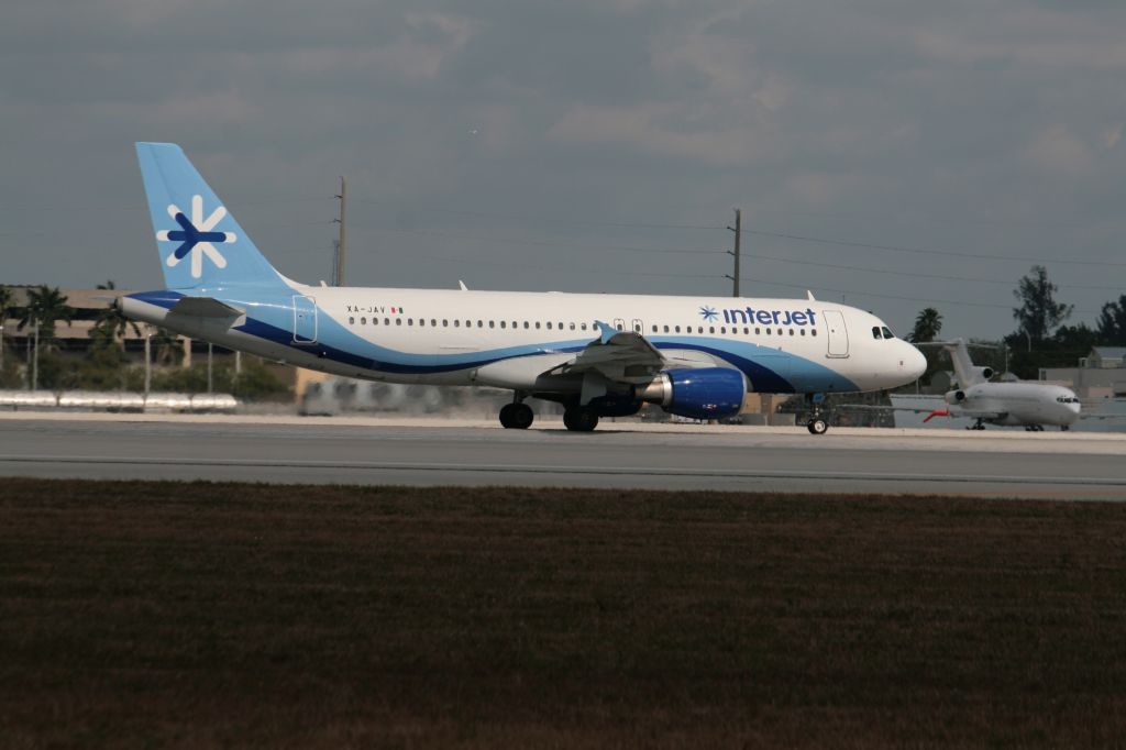 Airbus A320 (XA-JAV)