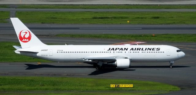 BOEING 767-300 (JA8987)