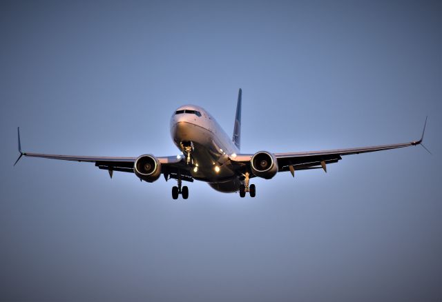 Boeing 737-800 (N77525) - N77525 seconds away from touchdown on Runway 27. IAH Airport.  Houston, Tx. 