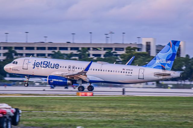 Airbus A320 (N715JB)