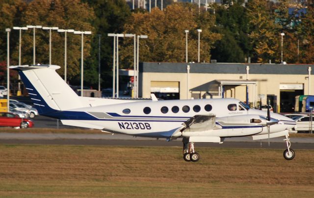 Beechcraft Super King Air 200 (N213DB) - MARSHALL AIR SYSTEMS INC / Arriving 18C - 11/13/10