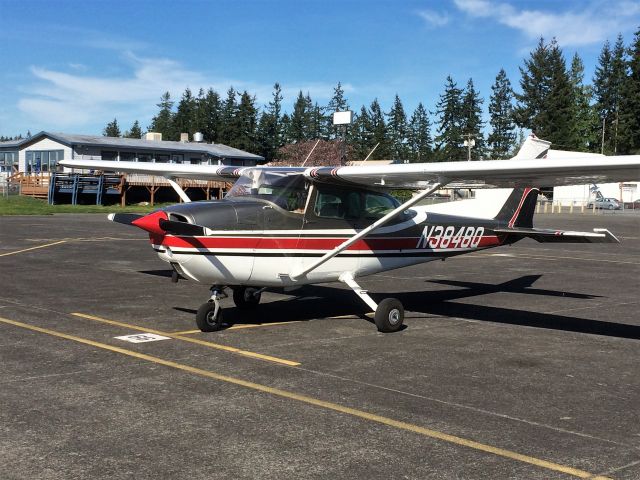 Cessna Skyhawk (N3848Q) - Parked in the transient area at Arlington Municipal Airport.  Fairly decent restaurant in the background.