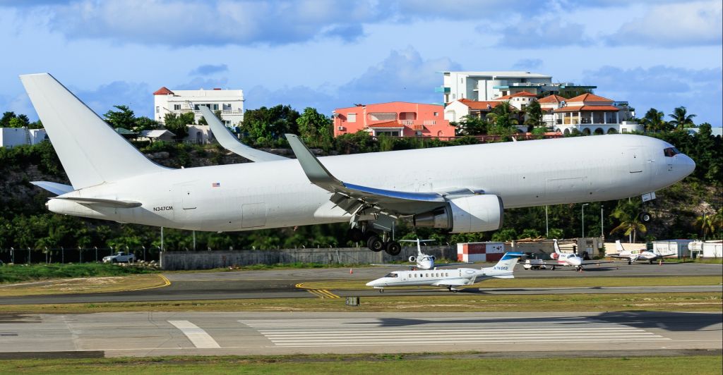 BOEING 767-300 (N347CM) - Amerijet B767-3 N347CM over the piano keys for landing at TNCM St Maarten bringing in all the Christmas good to one and all. 07/12/2018