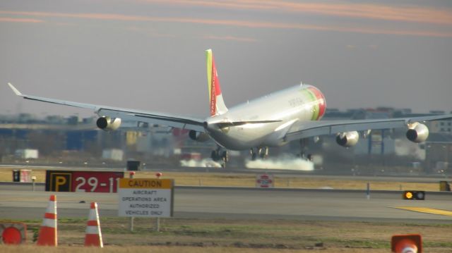 Airbus A340-300 (CS-TOB)