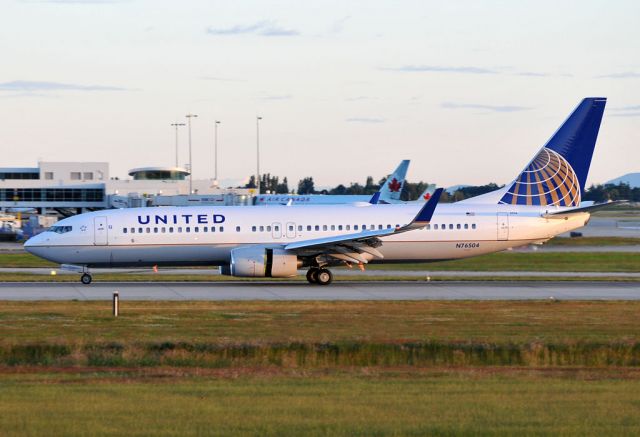 Boeing 737-800 (N76504)