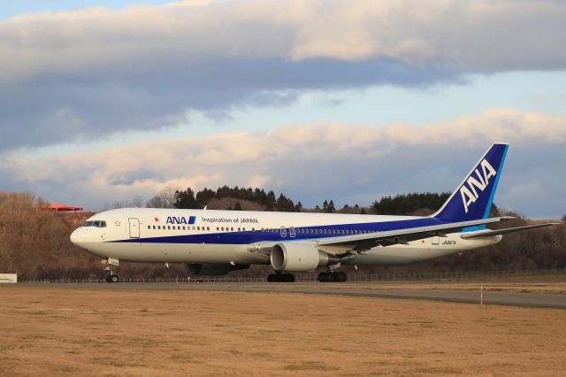 BOEING 767-300 (JA8674) - December 22nd 2018:HKD-HND.
