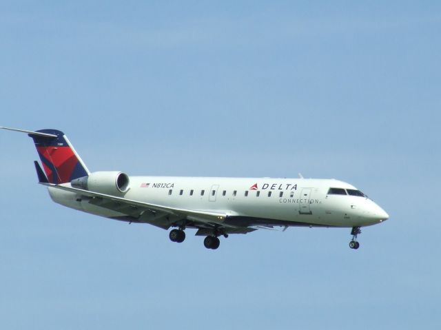 Canadair Regional Jet CRJ-700 (N812CA)