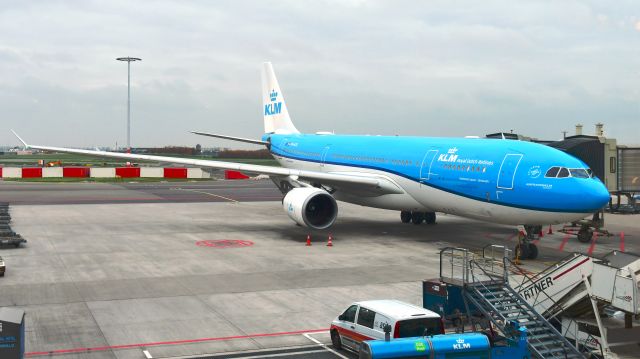 Airbus A330-200 (PH-AOE) - KLM Airbus A330-203 PH-AOE in Amsterdam 