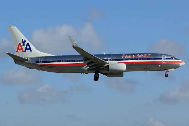 Boeing 737-800 (N837NN)