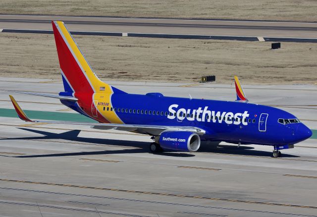 Boeing 737-700 (N7859B) - Dallas Love Field (please view in "full" for highest image quality)