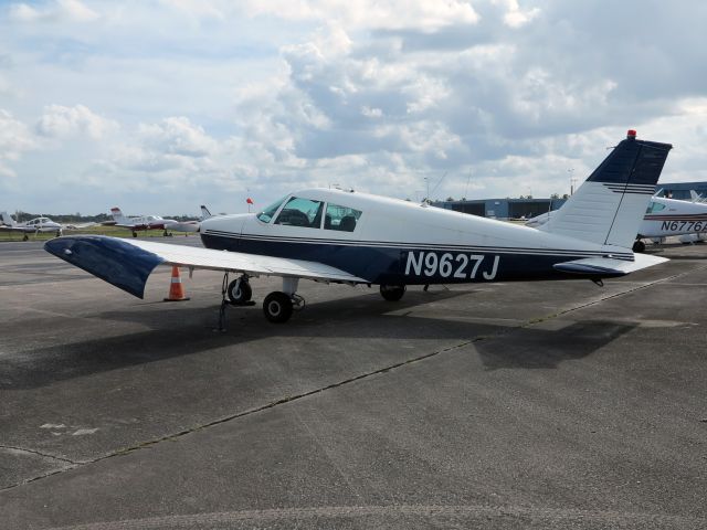 Piper Cherokee (N9627J) - Please note the wing tips.