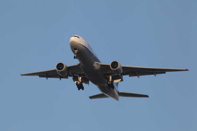Boeing 777-200 —