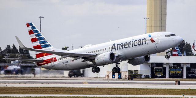 Boeing 737-700 (N858NN) - Canon R5 70/200 2.8