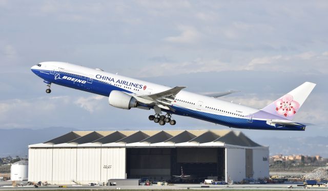 BOEING 777-300ER (B-18007) - Departing LAX