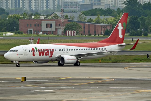 Boeing 737-800 (HL8235)