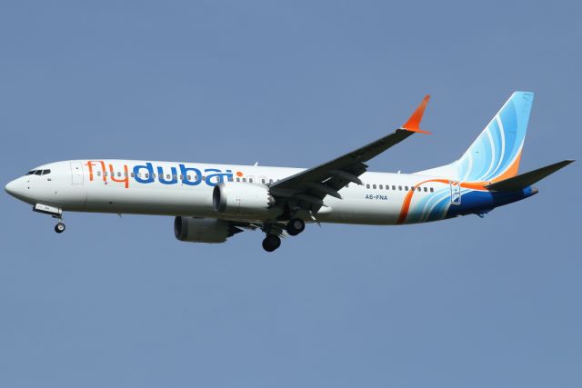 Boeing 737-900 (A6-FNA) - 31/03/2022: Flight from Dubai (DXB) on landing path to runway 21.