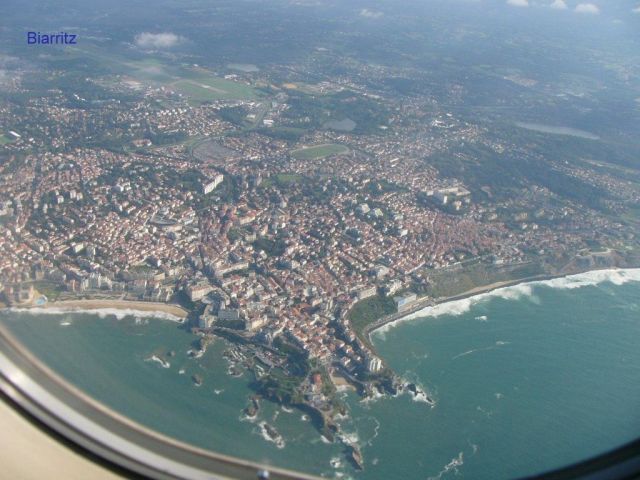 — — - Vue aerienne de Biarritz depuis A320