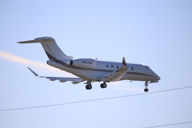 Canadair Challenger 350 (N744QS)