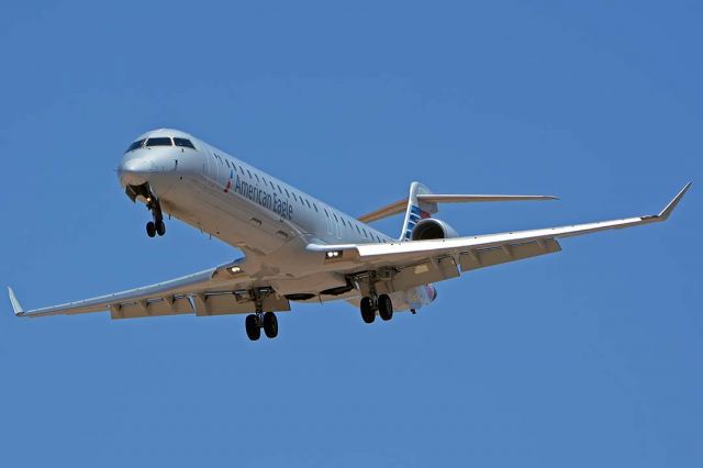 Canadair Regional Jet CRJ-700 (N951LR) - American Eagle CRJ900ER N951LR at Phoenix Sky Harbor om May 22, 2018. 