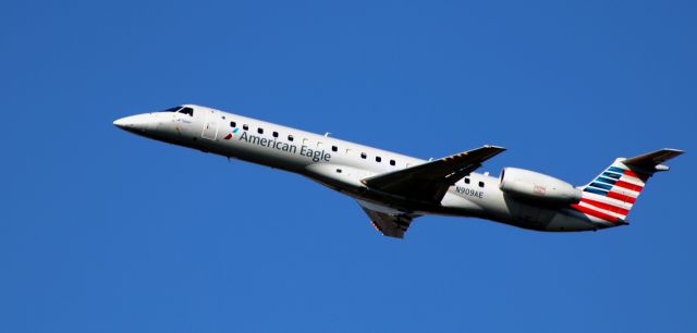 Embraer ERJ-145 (N909AE) - Shortly after departure is this 2005 American Airlines Eagle Embraer 145LR in the Autumn of 2023.