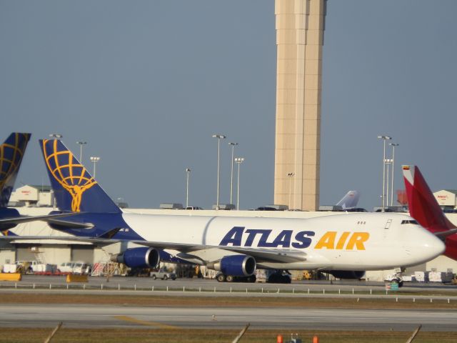 Boeing 747-400 (N415MC)