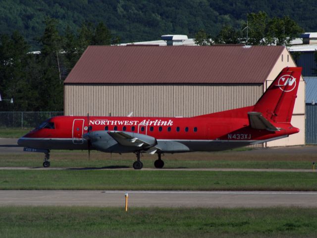 Saab 340 (N433XJ) - taxiing to runway 22 for a west departure to kmsp