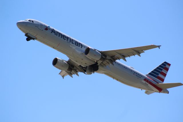 Airbus A321 (N155UW) - Plane Type: 2013 Airbus A321-211br /Route: CLT-MBJbr /Airline: American Airlinesbr /Livery:br /Registration: N155UWbr /Owned By: American Airlines INCbr /Runway: 36C