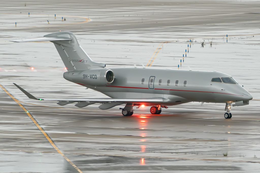 Canadair Challenger 350 (9H-VCO)