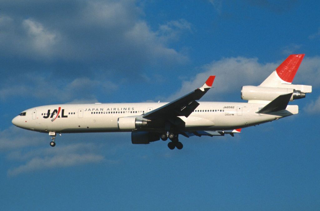 Boeing MD-11 (JA8582) - Final Approach to Narita Intl Airport Rwy34L on 2004/02/06
