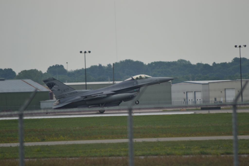 Lockheed F-16 Fighting Falcon — - 114th FW NAG-477 landing after a tactical approach to KFSD - 6-10-2012