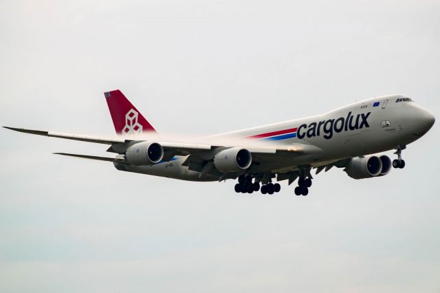 BOEING 747-8 (LX-VCL) - landing 18R