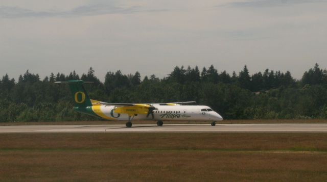 de Havilland Dash 8-400 (N407QX) - An Alaska Air operated De Havilland Canada DHC-8-402Q Dash 8 in special University of Oregon Ducks livery. We were taxing to take off from SEA-TAC and this plane was two ahead of us.