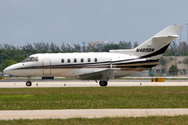 Hawker 800 (N489BM) - Lining up to depart rwy 10L on 6-May-18.