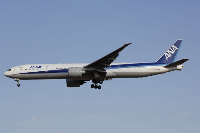 BOEING 777-300 (JA778A) - Final Approach to NRT Airport R/W34L on 2012/01/02