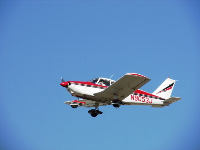 Piper Cherokee (N9053J) - Taking off RWY 26L