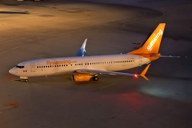 Boeing 737-800 (C-FYJD)